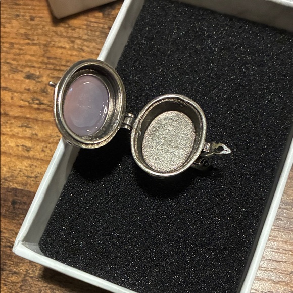 Victorian Lavender Chalcedony Oval Poison Ring - Women's Jewelry - Picture 3 of 4